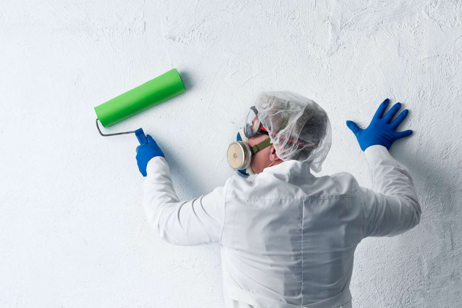 man painting lead paint walls mask 1 368107e5b99f4e8bbe3927bcbbbea8ea